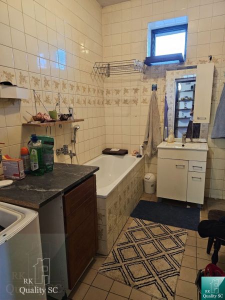 REZERVOVANÉ - NOVÁ CENA - Okr. Senec - TUREŇ - EXKLUZÍVNE NA PREDAJ ro - Kúpeľňa s vaňou a skrinkami v rodinnom dome.