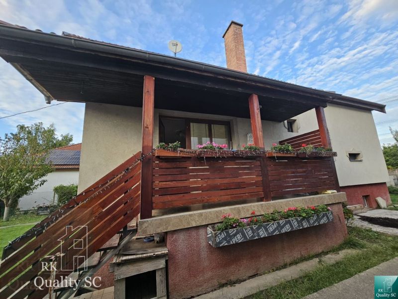 REZERVOVANÉ - NOVÁ CENA - Okr. Senec - TUREŇ - EXKLUZÍVNE NA PREDAJ ro - Rodinný dom v obci Tureň na ulici Tureň s drevenou terasou a zábradlím.