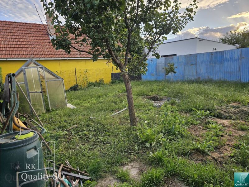 REZERVOVANÉ - NOVÁ CENA - Okr. Senec - TUREŇ - EXKLUZÍVNE NA PREDAJ ro - Záhrada rodinného domu na Tureňskej ulici v Tureni s trávnikom a skleníkom.