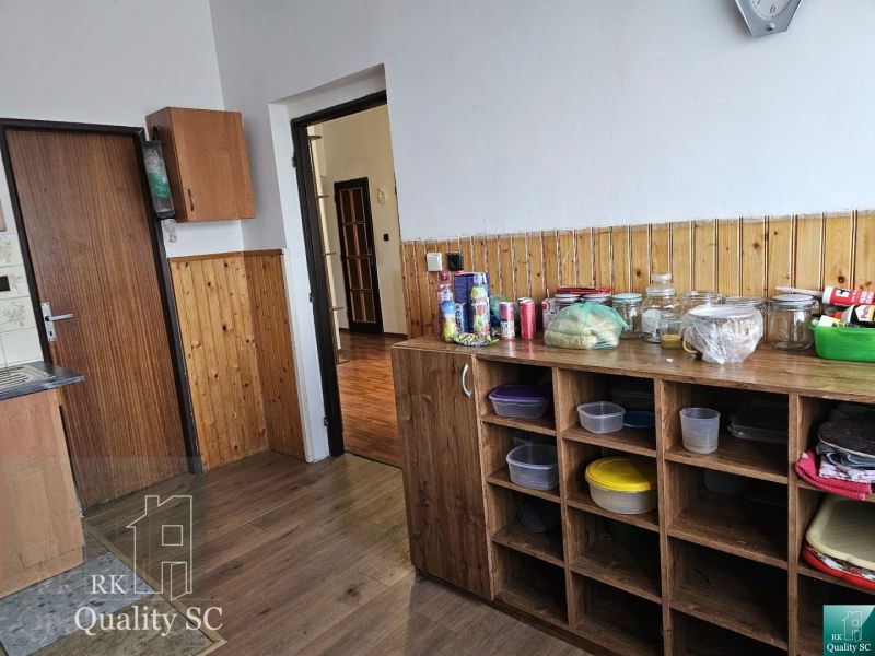REZERVOVANÉ - NOVÁ CENA - Okr. Senec - TUREŇ - EXKLUZÍVNE NA PREDAJ ro - Kuchyňa v Rodinnom dome s podlahou s dreveným dekorom a úložnými regálmi.