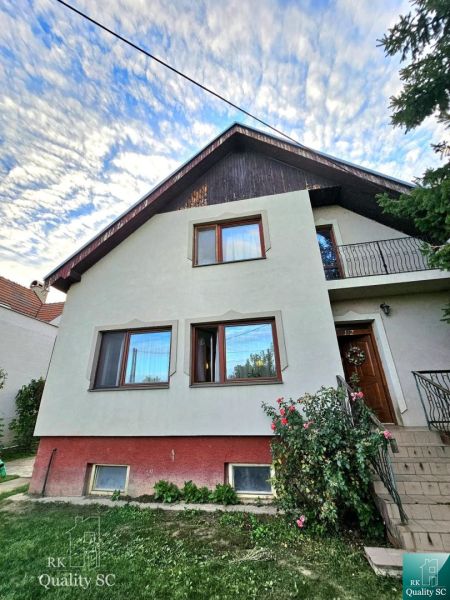 REZERVOVANÉ - NOVÁ CENA - Okr. Senec - TUREŇ - EXKLUZÍVNE NA PREDAJ ro - Rodinný dom v meste Tureň na ulici Tureň s farebnou fasádou a záhradou.