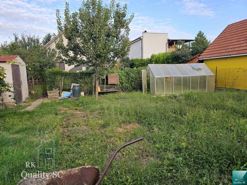 REZERVOVANÉ - NOVÁ CENA - Okr. Senec - TUREŇ - EXKLUZÍVNE NA PREDAJ ro - Záhrada rodinného domu v Tureň s chatkou a skleníkom na ulici Tureň.
