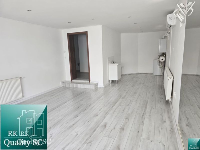 REZERVOVANÉ - SENEC – obchodný priestor - kancelária - salón, na Lichn - Interiér s podlahou s dreveným dekorom a klimatizáciou v obchodných priestoroch.