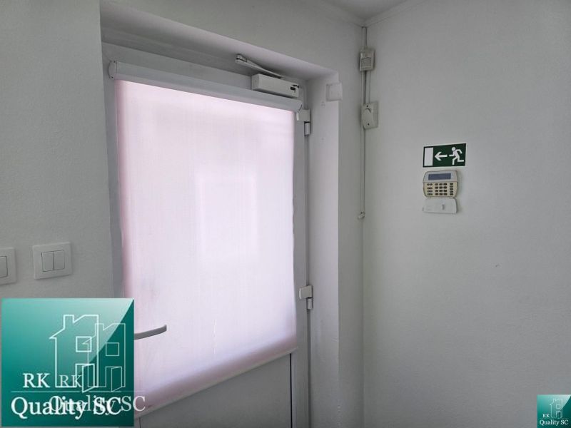 REZERVOVANÉ - SENEC – obchodný priestor - kancelária - salón, na Lichn - Biele dvere s roletou a núdzovým východom v obchodných priestoroch.