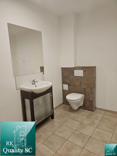 REZERVOVANÉ - SENEC – obchodný priestor - kancelária - salón, na Lichn - Kúpeľňové obchodné priestory s umývadlom a zaveseným WC, svetlé steny, dlažba.