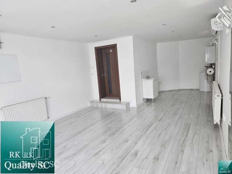 REZERVOVANÉ - SENEC – obchodný priestor - kancelária - salón, na Lichn - Obchodné priestory s bielymi stenami a podlahou s dreveným dekorom.