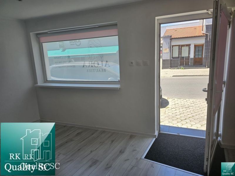 REZERVOVANÉ - SENEC – obchodný priestor - kancelária - salón, na Lichn - Obchodné priestory s podlahou s dreveným dekorom, výhľad na Lichnerovu ulicu v Senci.