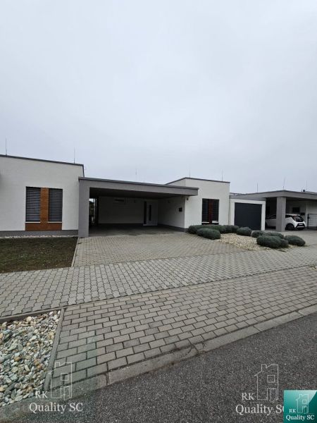 SENEC – NA PREDAJ - Novostavba, 4. izbový rodinný dom s parkovaním pre - Rodinný dom v Senci na Tulipánovej ulici s dláždeným vjazdom a záhradkou.
