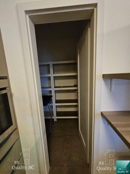 SENEC – NA PREDAJ - Novostavba, 4. izbový rodinný dom s parkovaním pre - Dvere vedúce do malej miestnosti so vstavanými policami v rodinnom dome.