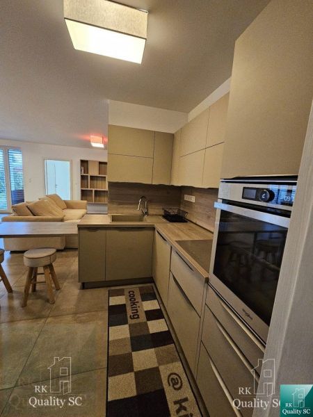 SENEC – NA PREDAJ - Novostavba, 4. izbový rodinný dom s parkovaním pre - Kuchyňa v rodinnom dome s kuchynskou linkou a vstavanou rúrou, podlaha s dreveným dekorom.