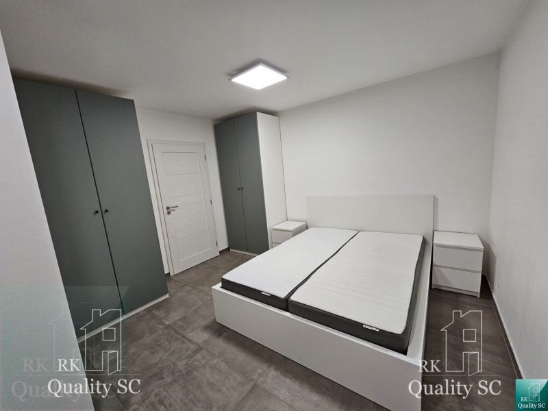SENEC – NA PREDAJ - Novostavba, 4. izbový rodinný dom s parkovaním pre - Spálňa v rodinnom dome so šedými skriňami a bielym nábytkom.