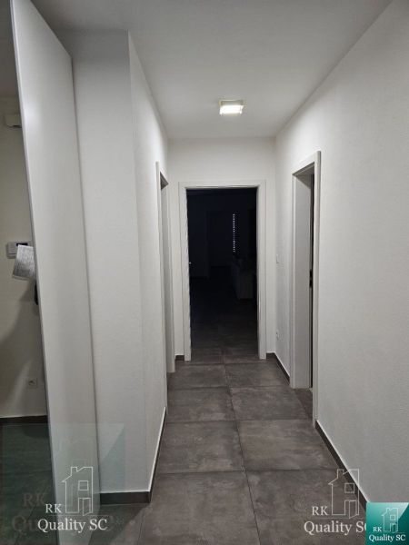 SENEC – NA PREDAJ - Novostavba, 4. izbový rodinný dom s parkovaním pre - Chodba v Rodinnom dome so svetlou stenou a šedou podlahou.