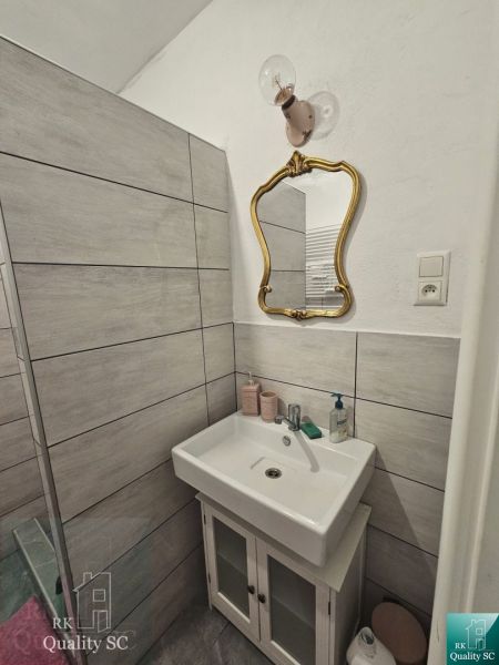 Senec - EXKLUZÍVNE NA PREDAJ - 4 izbový RD v blízkosti Slnečných jazie - Kúpeľňa v rodinnom dome so zrkadlom, umývadlom a dlažbou so šedým dekorom.