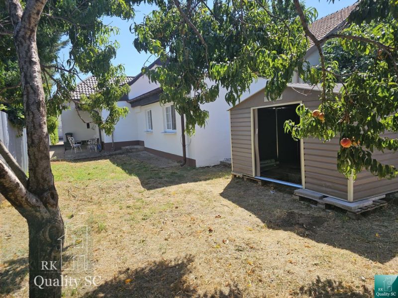 Senec - EXKLUZÍVNE NA PREDAJ - 4 izbový RD v blízkosti Slnečných jazie - Záhrada rodinného domu na Rybárskej ulici v Senci so stromami a záhradným domčekom.