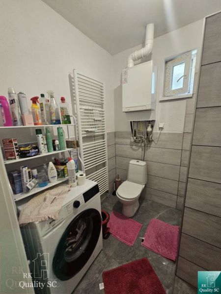 Senec - EXKLUZÍVNE NA PREDAJ - 4 izbový RD v blízkosti Slnečných jazie - Kúpeľňa v rodinnom dome s práčkou, záchodom a čistiacimi potrebami.
