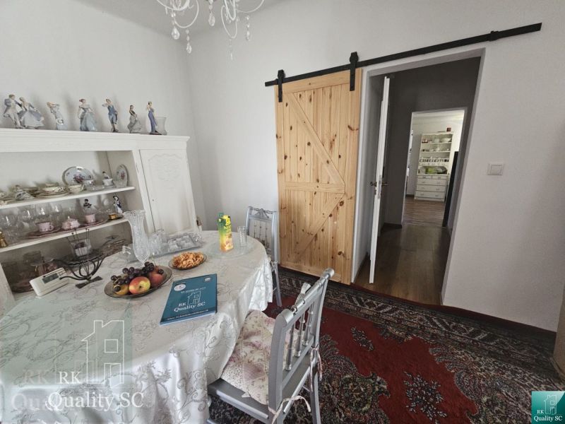 Senec - EXKLUZÍVNE NA PREDAJ - 4 izbový RD v blízkosti Slnečných jazie - Jedáleň v rodinnom dome s drevenými posuvnými dverami a dekoratívnym porcelánom.