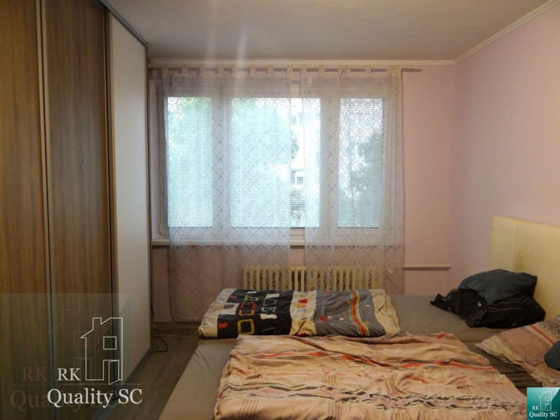 REZERVOVANÉ - SENEC - EXKLUZÍVNE NA PREDAJ - kompletne zariadený a kli - Spálňa v 3-izbovom byte so vstavanou skriňou a posteľou.