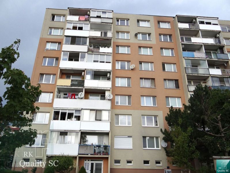 REZERVOVANÉ - SENEC - EXKLUZÍVNE NA PREDAJ - kompletne zariadený a kli - Bytový dom na Sokolskej ulici v Senci s balkónmi.