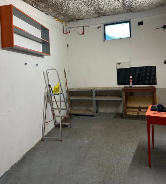 PREDAJ - Garáž na s pozemkom na Pionierskej ulici  - Garáže s rebríkom, regálmi a montážnym stolom na Pionierskej, Bratislava - Nové Mesto.