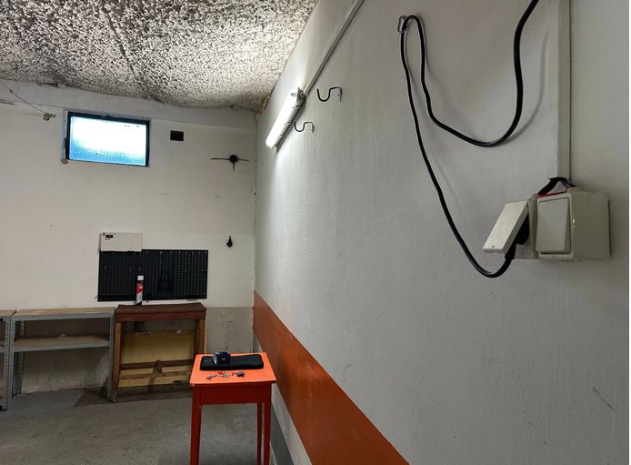 PREDAJ - Garáž na s pozemkom na Pionierskej ulici  - Garáže s osvetlením na Pionierskej ulici v Bratislave - Nové Mesto, s oknom a stolíkom.