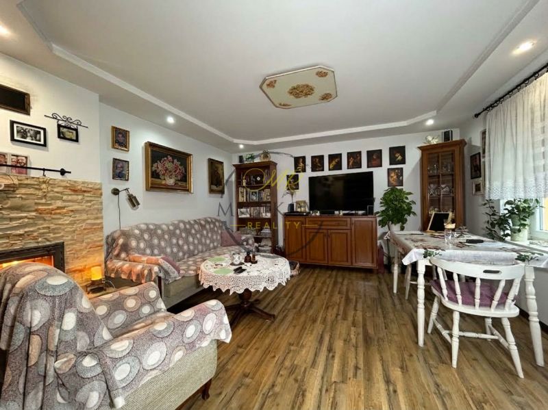 Na predaj 2-izbový prerobený byt s krbom, vaňa+sprchový Levice centrum