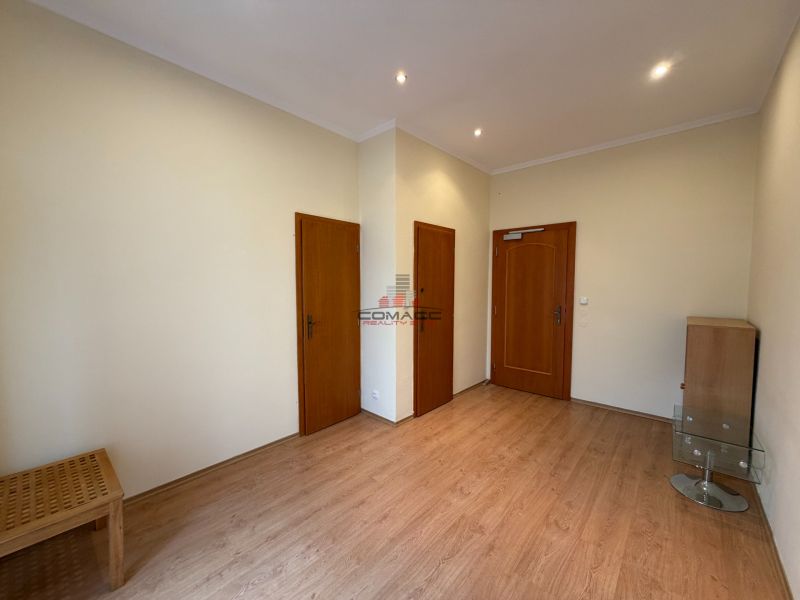 Prenájom prestížnej kancelárie 38 m2 v centre Piešťan - Kancelária s podlahou s dreveným dekorom, bledými stenami a dverami.