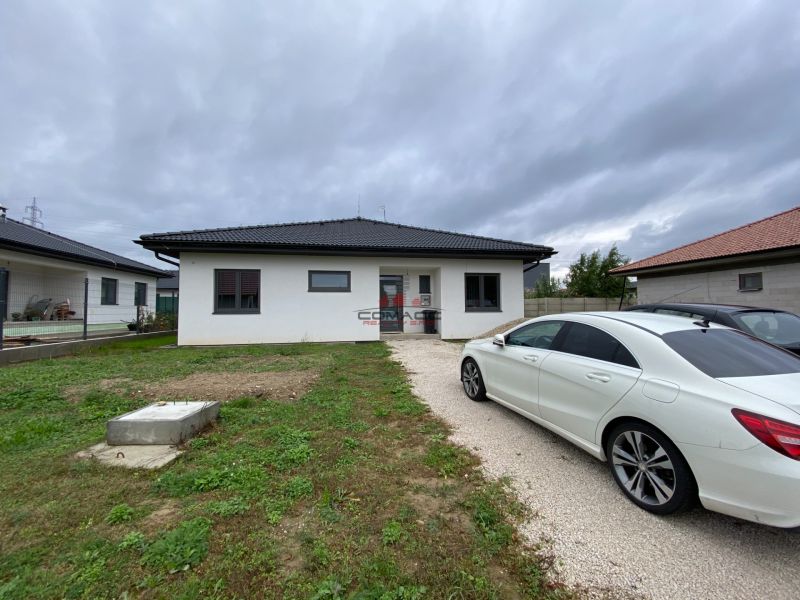 4 iz bungalov s terasou v Piešťanoch a okolí - STAVIAME - Rodinný dom na Fínskej ulici v Piešťanoch s parkovaním na štrkovom povrchu.