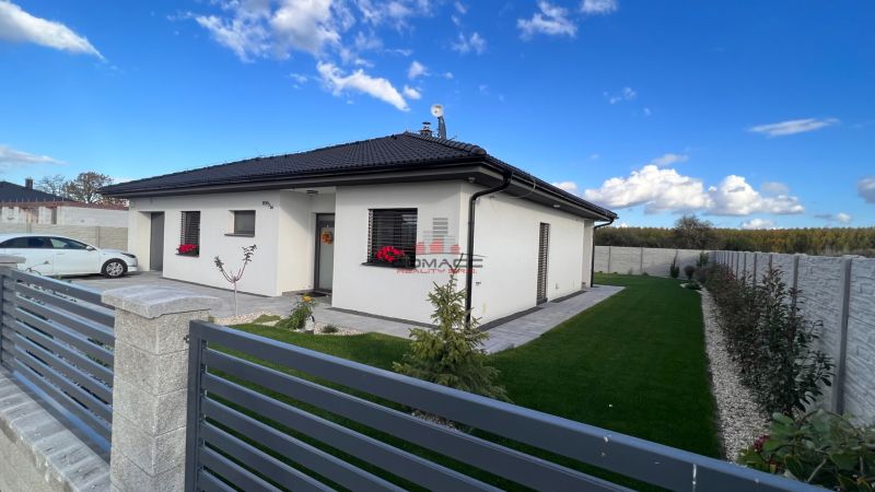 4 iz bungalov s terasou v Piešťanoch a okolí - STAVIAME - Rodinný dom na Fínskej ulici v Piešťanoch s upravenou záhradou a garážou.