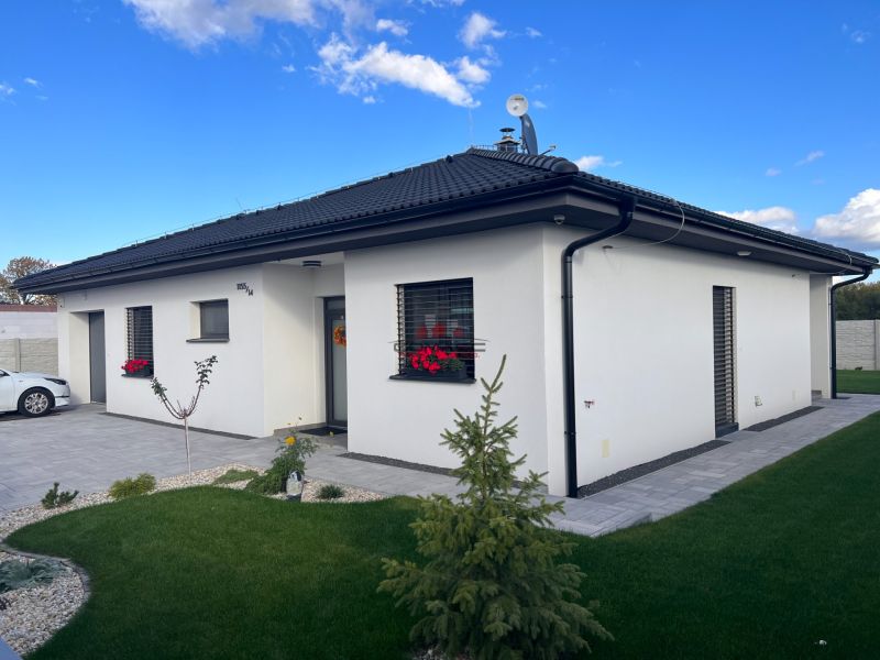 4 iz bungalov s terasou v Piešťanoch a okolí - STAVIAME - Rodinný dom na Fínskej ulici v Piešťanoch s priľahlým dvorom a parkovacím priestorom.