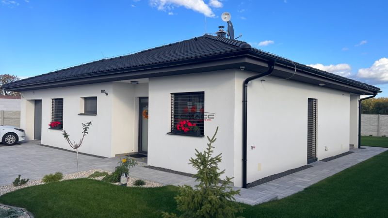 4 iz bungalov s terasou v Piešťanoch a okolí - STAVIAME - Rodinný dom na Fínskej ulici v Piešťanoch s upravenou záhradou a dlažbou.