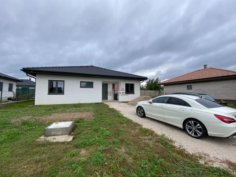 4 iz bungalov s terasou v Piešťanoch a okolí - STAVIAME - Rodinný dom na Fínskej ulici v Piešťanoch s dvoma autami na príjazdovej ceste.