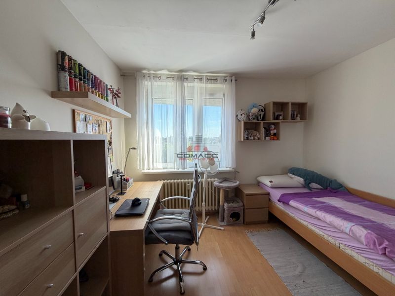 Ex. Moderný 4 iz byt po komplet. rekonštrukcii s lodžiou v Piešťanoch - Detská izba s písacím stolom, posteľou a podlahou s dreveným dekorom, 4-izbový byt.