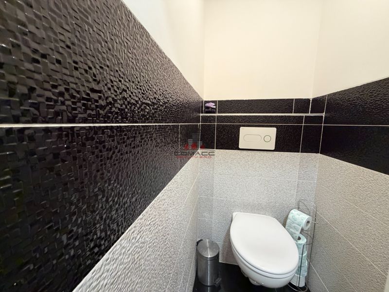 Ex. Moderný 3 iz. byt 90 m2 s garážou a záhradou v Dolnom Trhovišti - Toaleta s keramickým obkladom a závesným WC v 3-izbovom byte.
