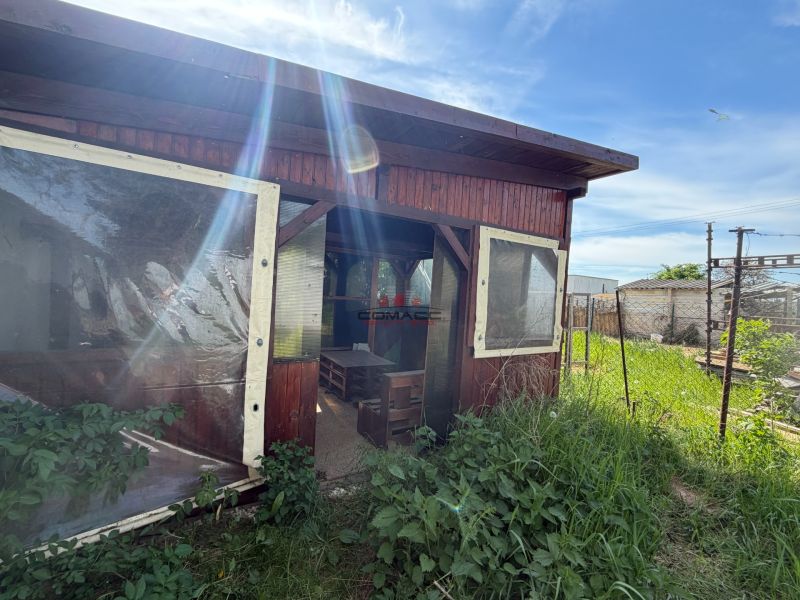 Ex. Moderný 3 iz. byt 90 m2 s garážou a záhradou v Dolnom Trhovišti - Drevený prístrešok so záhradou na ulici Dolné Trhovište v Dolnom Trhovišti blízko 3-izbového bytu.