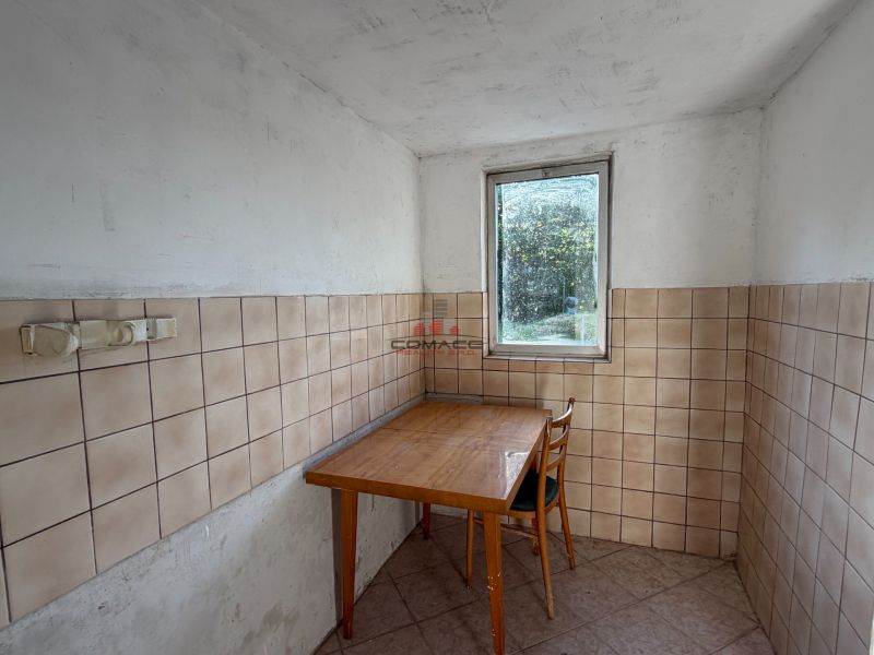 Exkl. 3 izbový rodinný dom v H. Orešanoch ZĽAVA - Malá miestnosť s dlažbou, stolom a oknom v rodinnom dome.