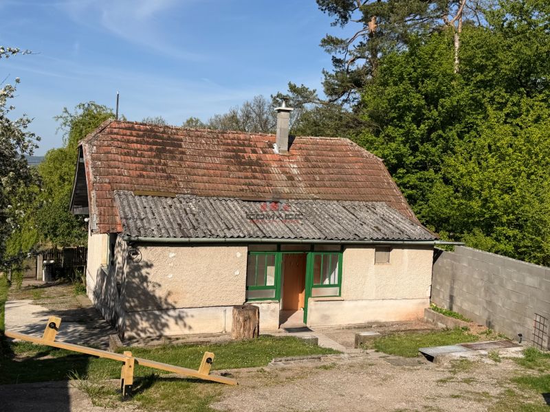 Exkl. 3 izbový rodinný dom v H. Orešanoch ZĽAVA - Rodinný dom na ulici Horné Orešany v Horných Orešanoch s drevenou hojdačkou.