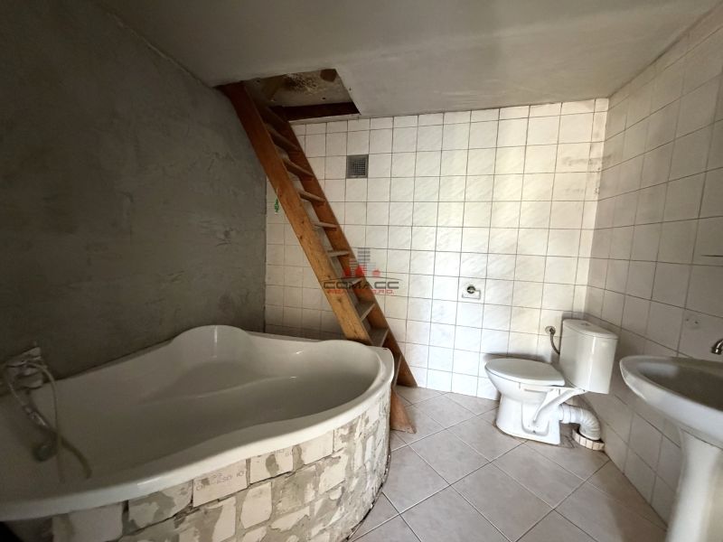 Exkl. 3 izbový rodinný dom v H. Orešanoch ZĽAVA - Kúpeľňa v rodinnom dome s vaňou, toaletou, umývadlom a drevenými schodmi.