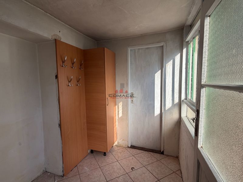 Exkl. 3 izbový rodinný dom v H. Orešanoch ZĽAVA - Predsieň v rodinnom dome s dlažbou, skriňou a vešiakmi na kabáty.