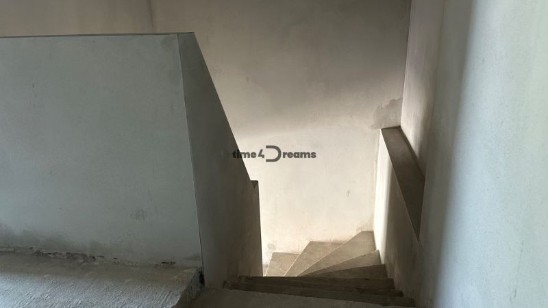 NA PREDAJ ‼️POSLEDNÝ DOM ‼️- 4 izbové radové domy v Ivánke pri Nitr - Schodisko v nedokončenom stave na Rodinný dom, so surovými stenami, ulica Gergeľova.