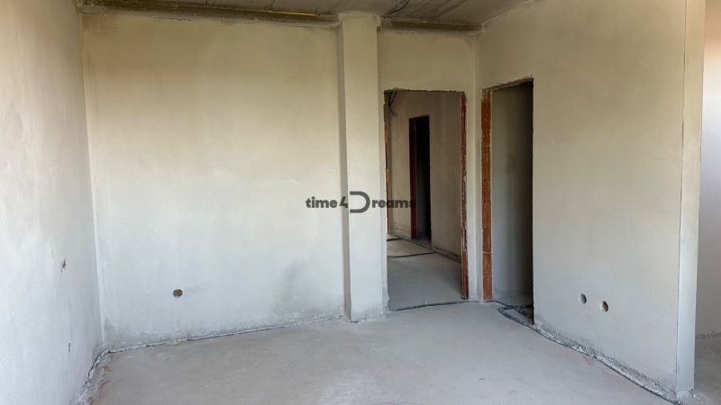 NA PREDAJ ‼️POSLEDNÝ DOM ‼️- 4 izbové radové domy v Ivánke pri Nitr - Interiér rodinného domu s priechodmi na ulici Gergeľova, neomietnuté steny a podlahy.