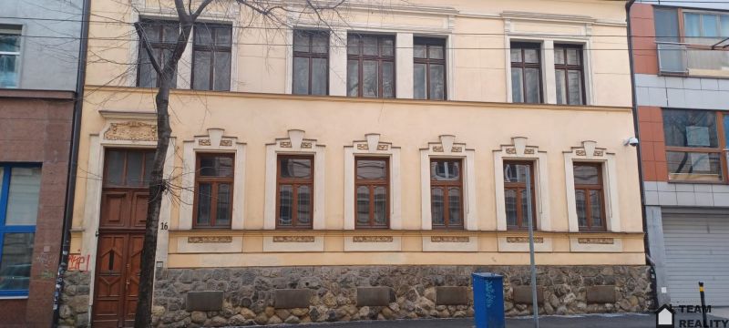 Historický rodinný dom s nádvorím, garážami a investičným potenciálom