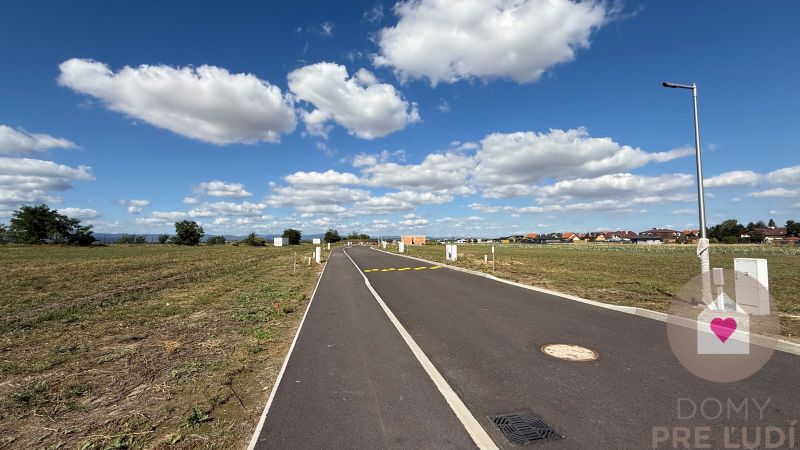 PRAKTICKÝ 4-IZBOVÝ BUNGALOV V NOVEJ DEDINKE | POZEMOK 557 m²