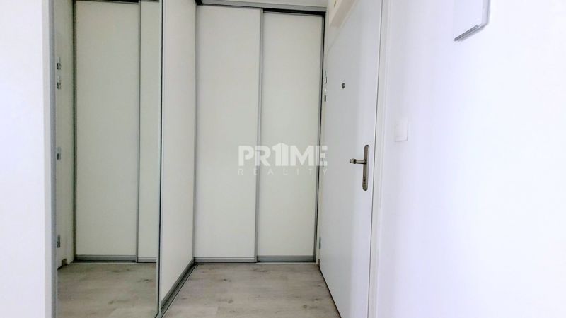 MODERNÝ 2i byt, MATADORKA, BALKÓN, CHLADENIE, PARKING, Závodu Matador - Vstupná chodba v 2-izbovom byte s posuvnou skriňou a podlahou s dreveným dekorom.