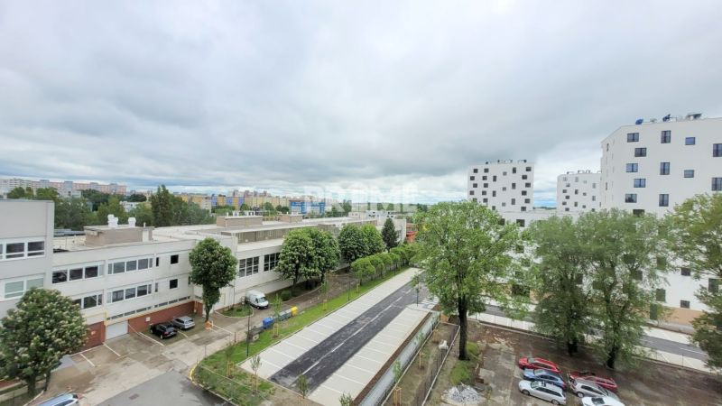 MODERNÝ 2i byt, MATADORKA, BALKÓN, CHLADENIE, PARKING, Závodu Matador - Výhľad na parkovisko a budovy v Bratislave - Petržalke na Závodu Matador.