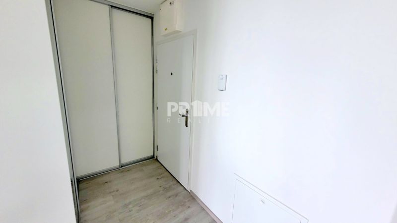 MODERNÝ 2i byt, MATADORKA, BALKÓN, CHLADENIE, PARKING, Závodu Matador - Vstupná chodba so vstavanou skriňou a podlahou s dreveným dekorom.