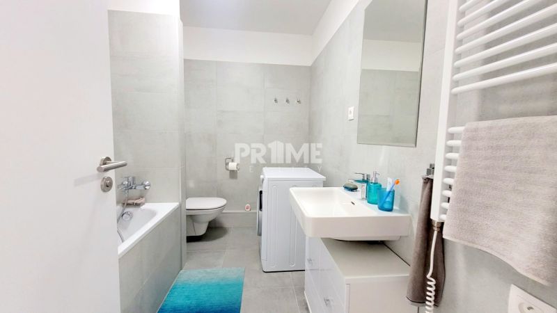 MODERNÝ 2i byt, MATADORKA, BALKÓN, CHLADENIE, PARKING, Závodu Matador - Kúpeľňa so sprchou, umývadlom, práčkou a WC v 2-izbovom byte.