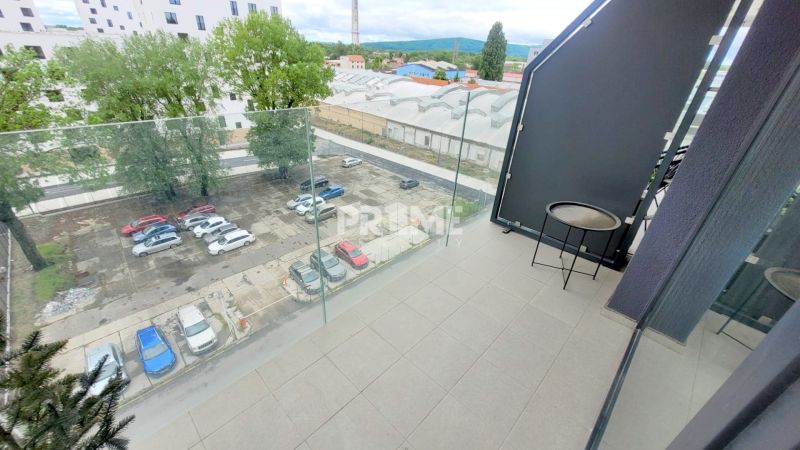 MODERNÝ 2i byt, MATADORKA, BALKÓN, CHLADENIE, PARKING, Závodu Matador - Balkón s výhľadom na parkovisko na Závodu Matador v Bratislave - Petržalke.