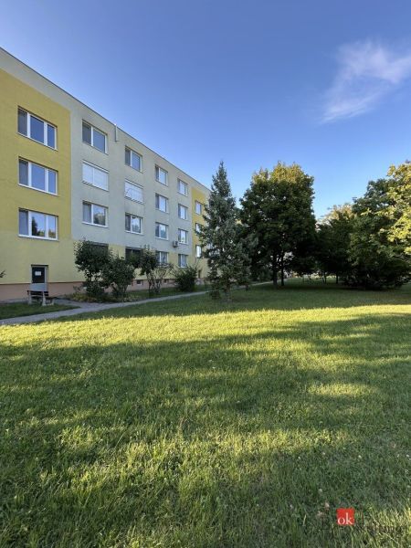2i byt dispozične upravený na 4i, Nitra - Chrenová - Sídlisko s bytovkami obklopené zeleňou na Ďumbierskej ulici v Nitre.