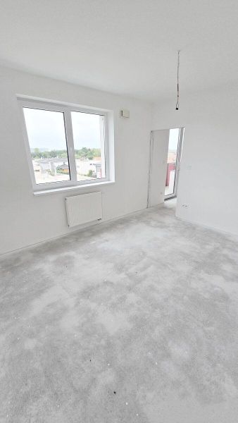 Novostavba - 3- izb. byt s 2 balkónmi a garáž. na ul. Jána Ondruša - Prázdna miestnosť s oknom a nedokončenou podlahou v 3-izbovom byte.