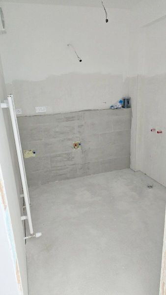 Novostavba - 3- izb. byt s 2 balkónmi a garáž. na ul. Jána Ondruša - Nedokončená kúpeľňa v 3-izbovom byte s minimalistickým náznakom keramického obkladu.